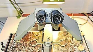 <p>Durch das Spiegelstereoskop blicken die Experten auf die alten Bilder.</p>