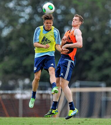 <p>Sieger im Kopfballduell: Nicolai Müller (links) ist vor Marcell Jansen am Ball.</p>