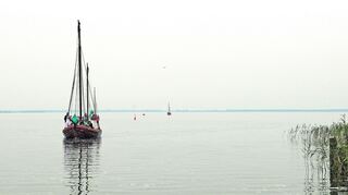 <p>Die breiten, flachen Fischerboote gleiten heutzutage mit Urlaubern durch das mecklenburgische Boddengebiet vor Fischland, Darß und Zingst.</p>