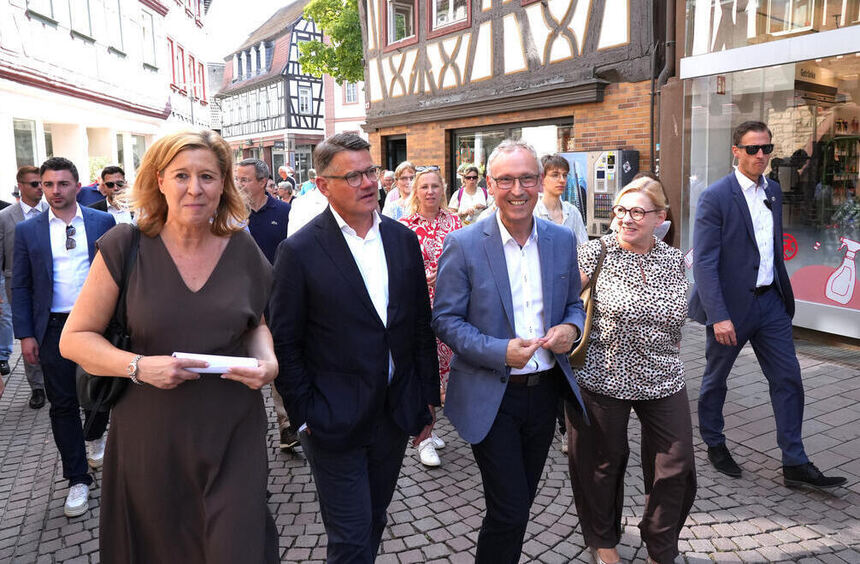 Minister-President Boris Rhein supports Carmelo Torre in his election ...