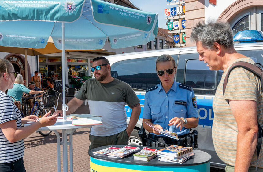 Police and city listen: Public consultation at the Lorsch weekly market