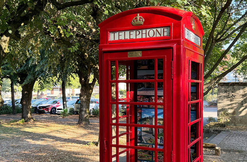 Englische Telefonzelle steht jetzt am Bensheimer Rathaus