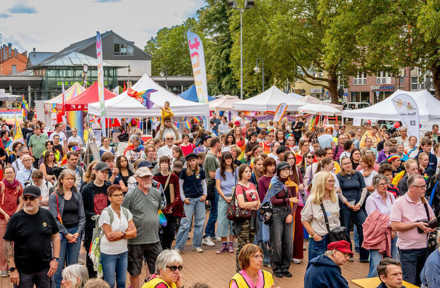 Hundreds of people march through Bensheim at the second CSD Bergstraße