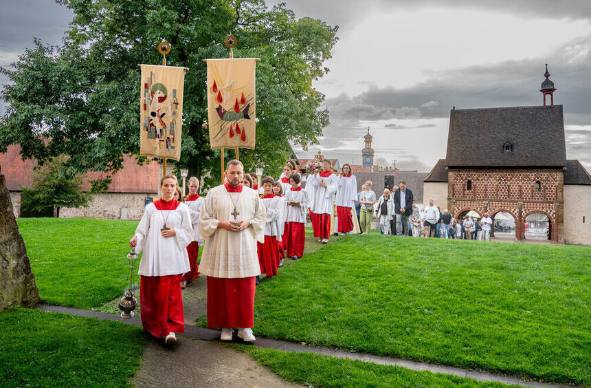 Hymns were sung in the church ruins in Lorsch in remembrance of King ...