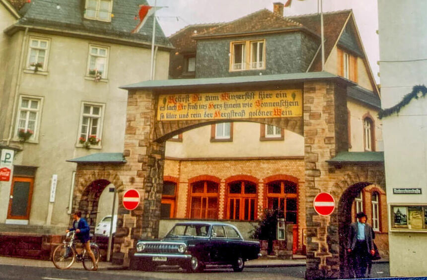 A welcome gate at Bensheim train station for the wine festival