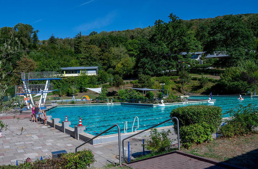 Schwimmbecken des Lindenfelser Freibads gerät in Schieflage