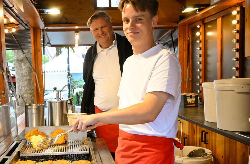 Eine Schicht am Reibekuchenstand beim Winzerfest in Bensheim
