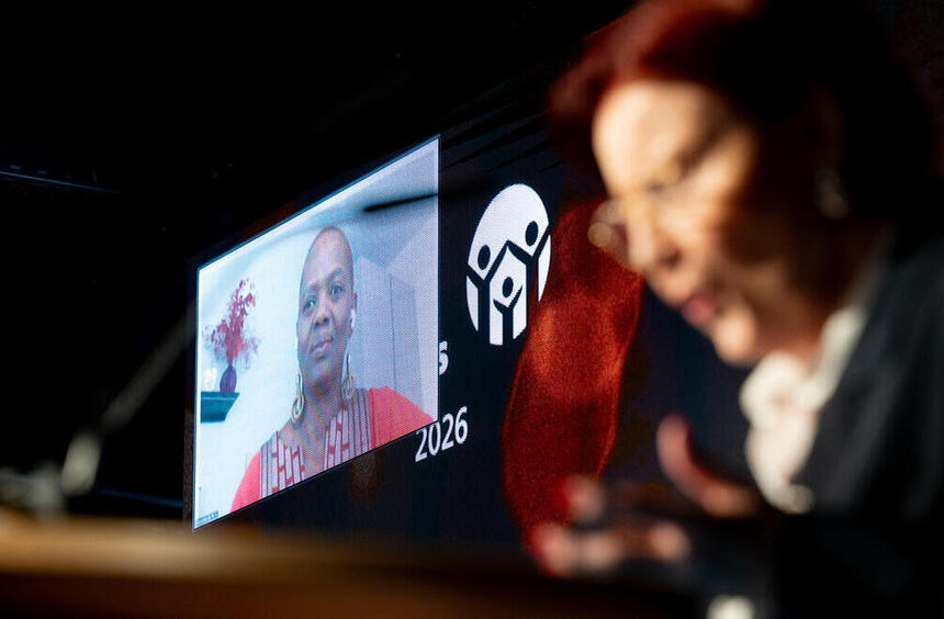 Bewegender Moment: Wanjira Mathai erhält in Bensheim den Karl-Kübel-Preis
