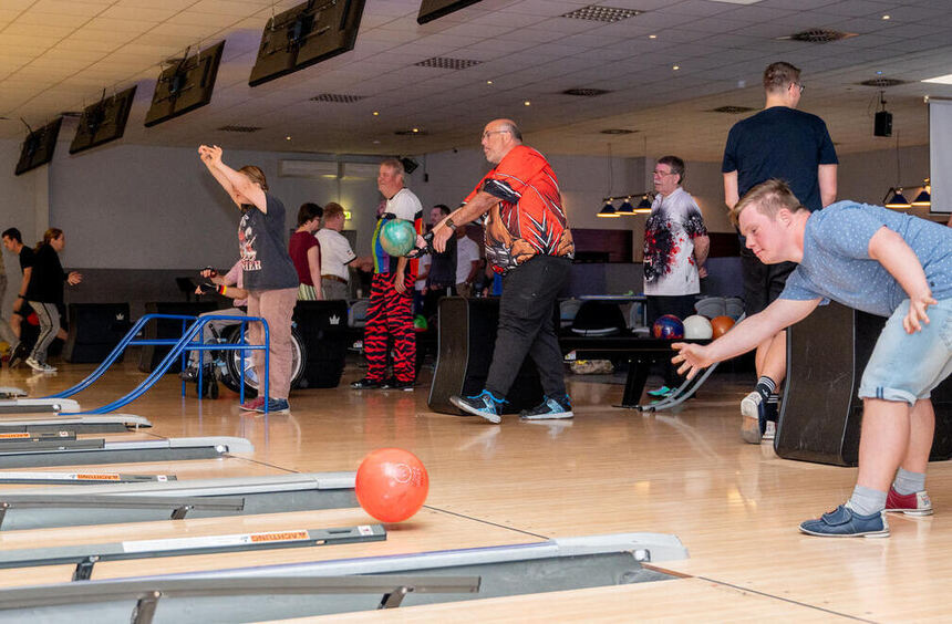 Inclusive bowling tournament in Bensheim: 14 lanes for a special ...