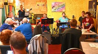 Konzert in Elmshausen: Just Smile im Nibelungen-Kunst-Palast