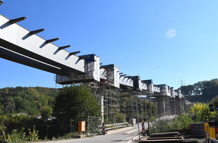 An der Talbrücke Reisen sind jetzt alle Stahlträger an ihrem Platz