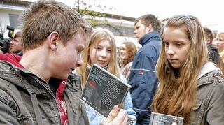 <p>Stimmen gegen Rechts: 2008 wurde erstmals eine CD verteilt, auf der deutsche Musikgruppen mobil gegen Rechtsextremismus und somit auch gegen die Schulhof-CDs der JN machten.</p>