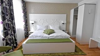 <p>Gemütlich: Blick in eines der Hotelzimmer nach der Sanierung.</p>