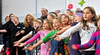 <p>So klingt die Car-Orff-Schule! Beim Sommerfest sangen die Grundschüler gemeinsam mit den "Profis" von Fantastixx.</p>