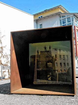 <p>Stationen auf einem Rundgang durch die Bensheimer Innenstadt: Das Mahnmal an der Anne-Frank-Halle erinnert an die zerstörte Synagoge (l.), Wandmalerei an einer Bäckerei in der Grieselstraße (M.), Stahlrelief am "Storchennest" (r.).</p>