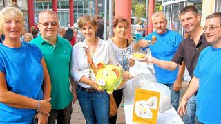 <p>TTC-Jugendleiterin Monika Rummel (l.) freute sich wie Kai Zobel und NIna Hoffmann vom Kindergarten St. Nazarius über die vielen Gäste beim Wurstfest.</p>