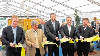 <p>Der Vorsitzende der Heppenheimer Wirtschaftsvereinigung, Christopher Hörst, der Kreisbeigeordnete Philipp-Otto Vock, Südbau-Projektleiter Dieter Herget, Bürgermeister Rainer Burelbach, Landtagsabgeordneter Frank Sürmann und Viviane Kohl vom Veranstalter Messe Marburg (von links) bei der Eröffnung der siebten Messe Südbau.</p>