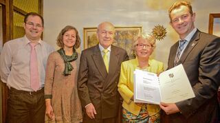 <p>Irmgard und Anton Würsching (Paar in der Mitte) mit ihren Kindern (links) und Bürgermeister Christian Schönung (rechts).</p>