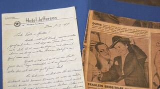 <p>Das Fräulein, das Braut werden soll: Sogar die amerikanische Presse nahm davon Notiz, als Christina Fath von ihrem "Sweetheart" John Smith im Januar 1947 in Empfang genommen wurde.</p>