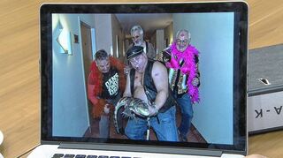 <p>Tierisch gut drauf! Solche Bilder von ihren Ehemännern in Aktion wurden den Frauen von den TV-Leuten vorgeführt.</p>