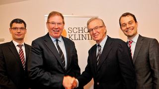 <p>Dieter Schön, Inhaber der Schön-Klinik (Mitte), hat von Dr. Horst Zimmermann (rechts) die Chirurgisch-Orthopädische Fachklinik übernommen. Gestern stellte er sich und sein Team den Mitarbeitern des Krankenhauses vor.</p>