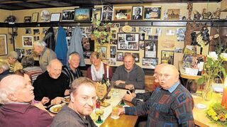 <p>Licht aus: Am Samstag ist in Unter-Hambach eine Ära zu Ende gegangen: Das Gasthaus "Zur Rose" hat nach fast 80 Jahren für immer seine Pforten geschlossen. Damit verlieren auch die Mitglieder des Sonntagsstammtisches ihr Domizil.</p>