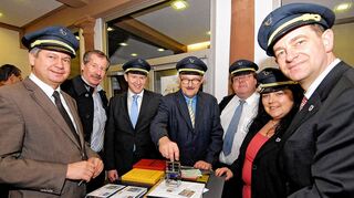 <p>Matthias Wilkes, Karl Weber, Matthias Zürker, Michael Meister, Hermann Schefers, Christiane Ludwig-Paul und Christian Schönung (v.l.) beim Stempeln.</p>