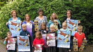 <p>Freuen sich auf die neue Saison in Forum Kultur Kindertheater: Die Organisatorinnen Judith Bert, Doris Heller, Susanne Biehl, Jutta Eschelbach und Annette Schurig (von links) und einige Kinder.</p>