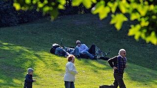 <p>Mit Oma und Opa unterwegs: Viele Kinder genießen die Zeit, die sie mit ihren Großeltern verbringen.</p>