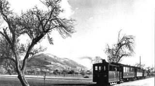 <p>Der "Feurige Elias" auf seinem Weg von Heidelberg in Richtung Weinheim. Die Nebenbahnstrecke wurde 1890 in Betrieb genommen, also vor 125 Jahren.</p>