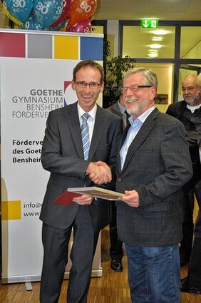 <p>Jochen Breitenbach (li.), Vorsitzender der Freunde des Goethe-Gymnasiums, würdigte das Engagements von Vereins-Mitinitiator Jörg Fischer.</p>